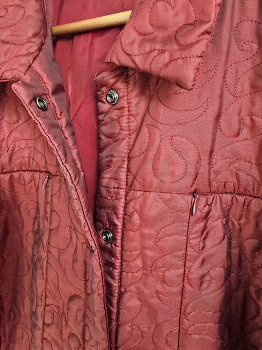 Miedzianoczerwona połyskująca kurtka przejściowa