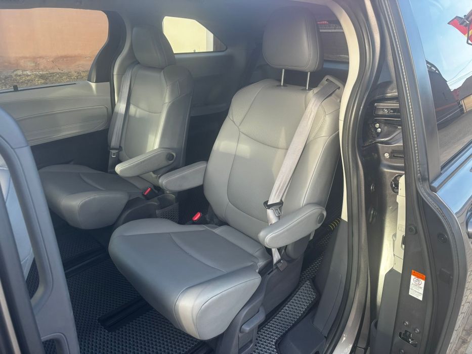 Toyota Sienna hybrid AWD 2021 XLE 7 osób.