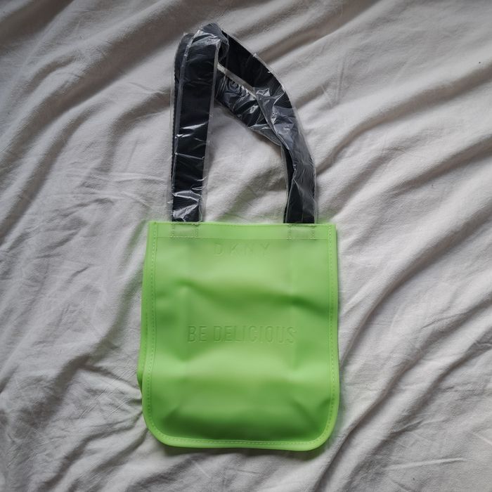 Torebka DKNY kolor jaskrawa zielen