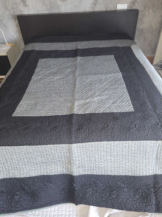 Colcha cama com 2 almofadas em preto e cinzento