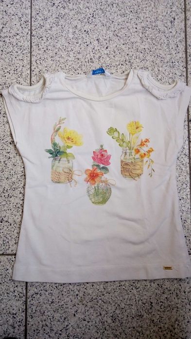 Várias peças de roupa menina