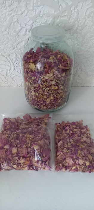 Лепестки чайной розы