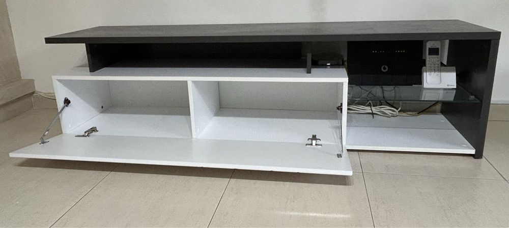 Movel TV preto e branco