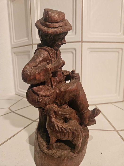Stara ręcznie wykonana drewniana figurka wędrowca z psem 28 cm
