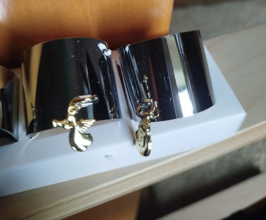 Caixa com 4 argolas de guardanapos.