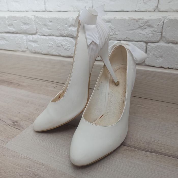 Продам туфли белые