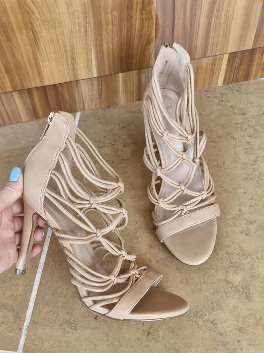 Buty kremowe na obcasie latowe