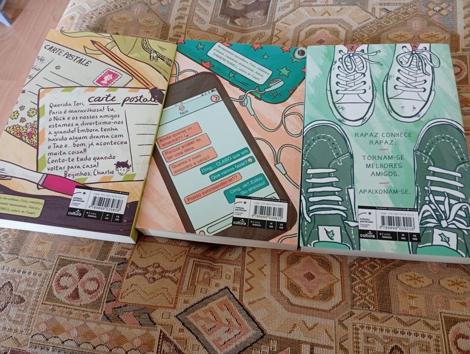 Vendo os 3 primeiros volumes da coleção "Heartstopper", de Alice Oseman