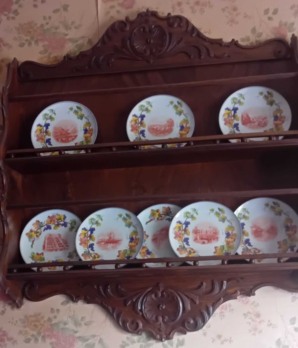 Vendo 8 pratos de colecção edição limitada Vista alegre 25€ cada +escaparate de parede em madeira 30€