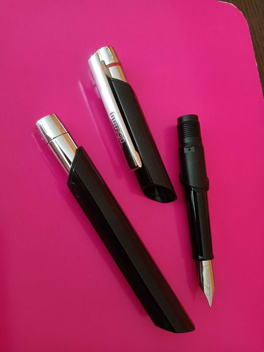 Caneta rotring Newton de qparo preta