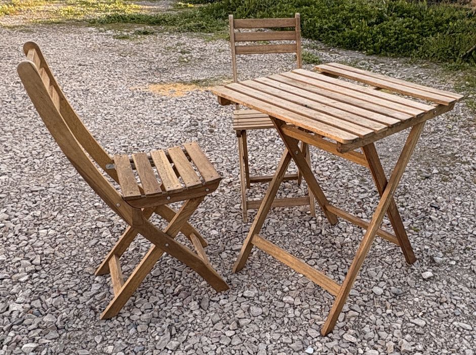 Conjunto mesa e cadeiras