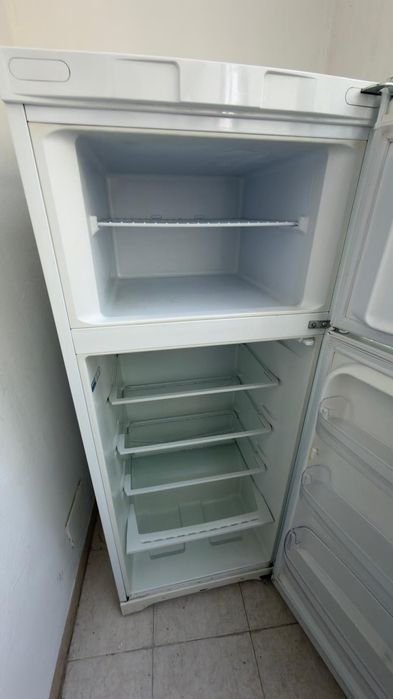 Frigorífico INDESIT Estático 150 cm 254 L Branco)