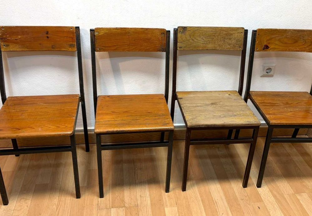 Conjunto de 10 cadeiras antigas de ferro e madeira, em bom estado de conservação