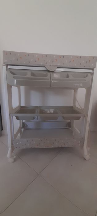 Muda fraldas com banheira