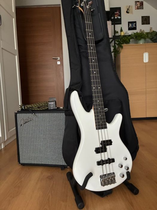 Gitara basowa oraz wzmacniacz do gitary basowej wraz z akcesoriami