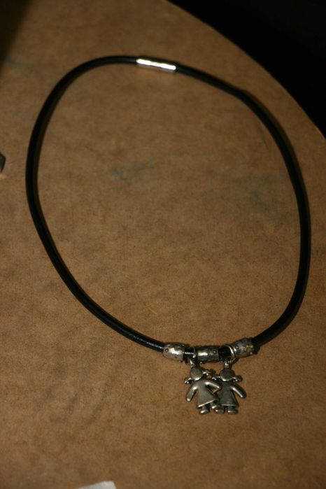 Colar c/ Pendente de Meninas Handmade