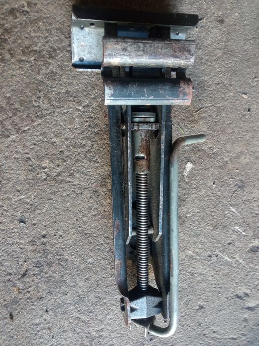 Podnośnik trapezowy lewarek 126p BMW.