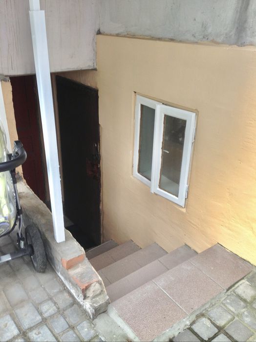 Продаж 1 кімнатної квартири на Привокзальній з власною ділянкою