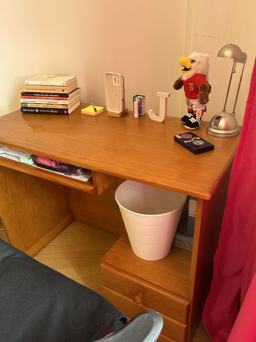 cama e mesa de cabeceira