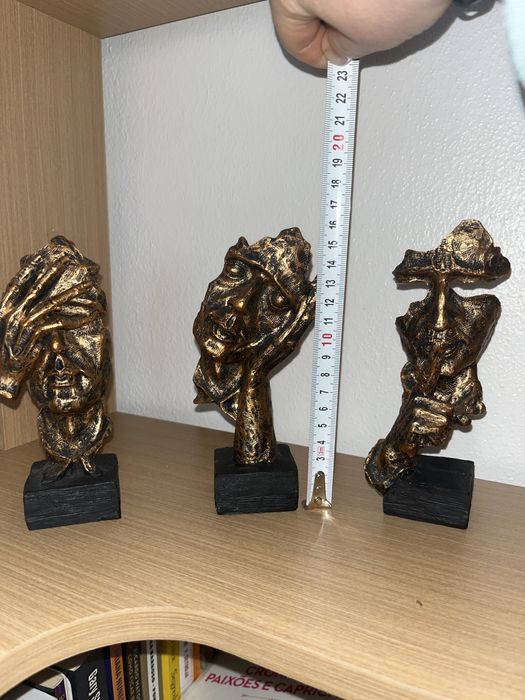 Estatuetas em tom bronze