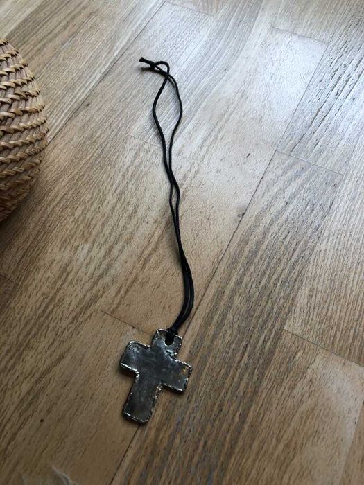 colar preto com cruz prateada