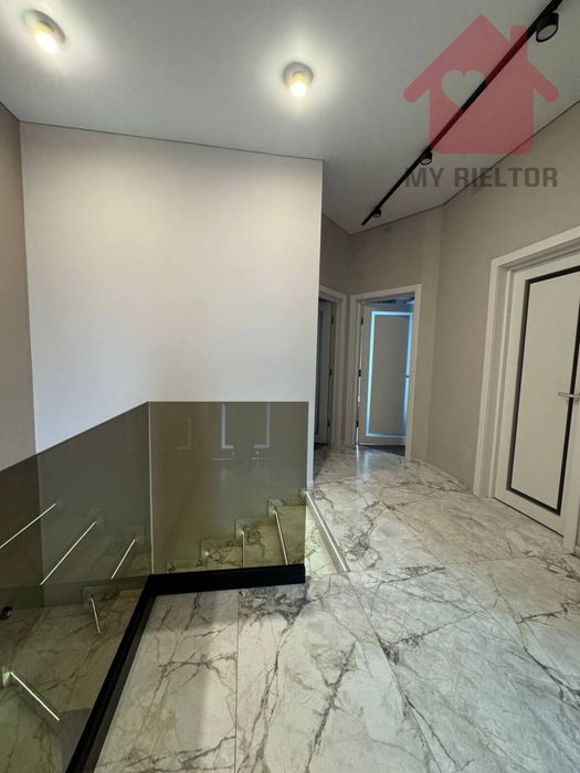 Продаж котеджу з сучасним дизайнерським ремонтом!