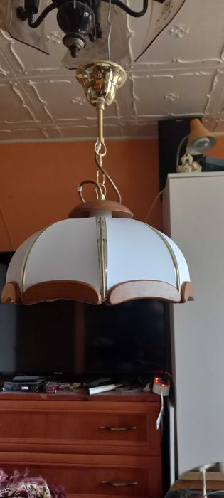 Lampa wisząca drewnem zdobiona