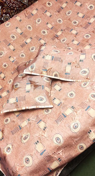 Велике яскраве покривало з наволочками