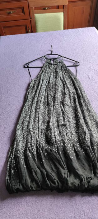 Sukienka bombka Camaieu z odkrytymi ramionami