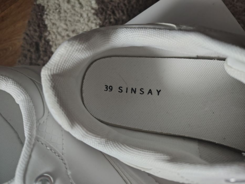 Продам кроссовки белые женские