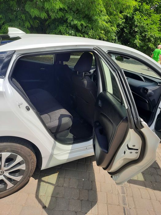 Продам Toyota Prius hybrid LE AWD 2022