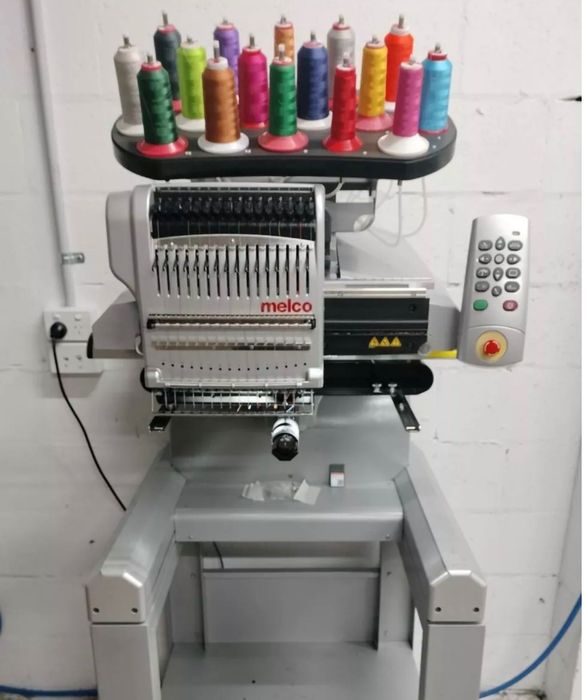 Máquina de bordar Melco EMT16