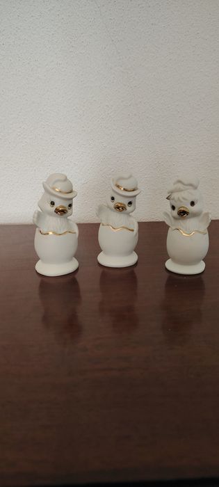 Várias peças de porcelana