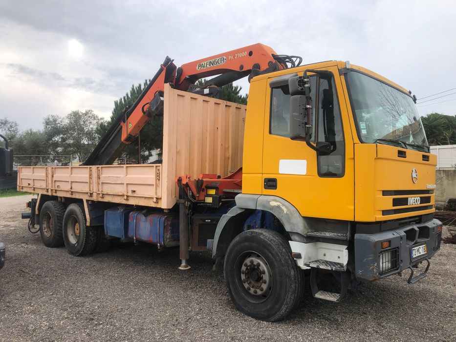 Iveco três eixos com grua