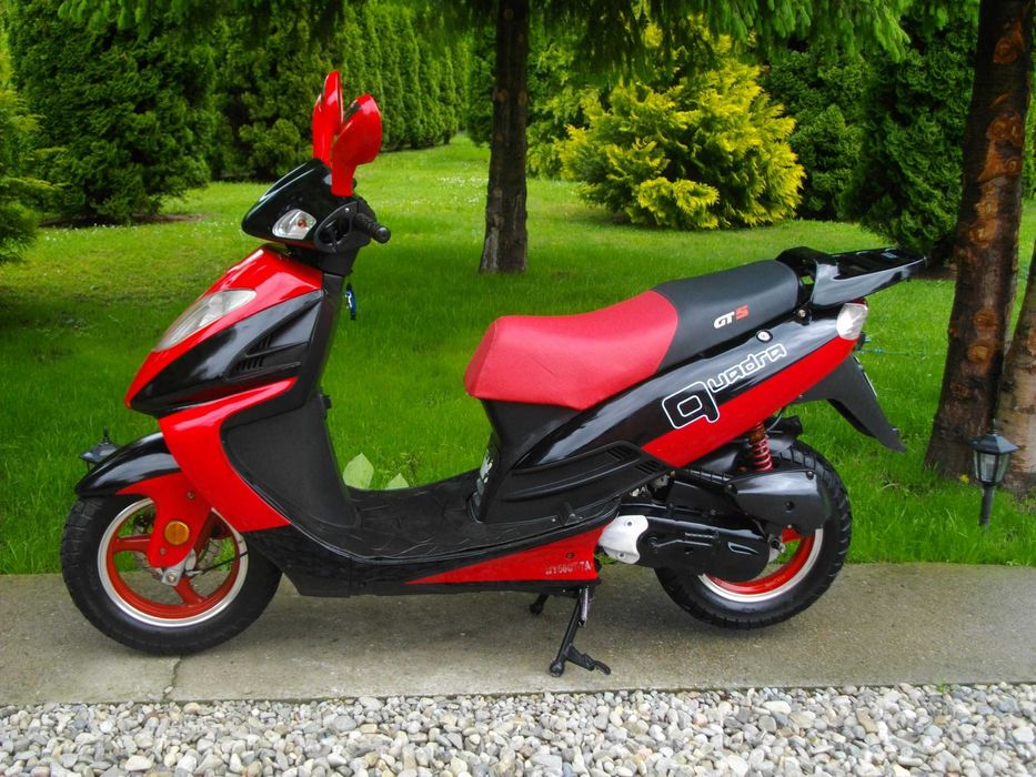 Skuter  ZIPP.  Super stan.   Koła 13.  7900km.  Duży wygodny.  Kask