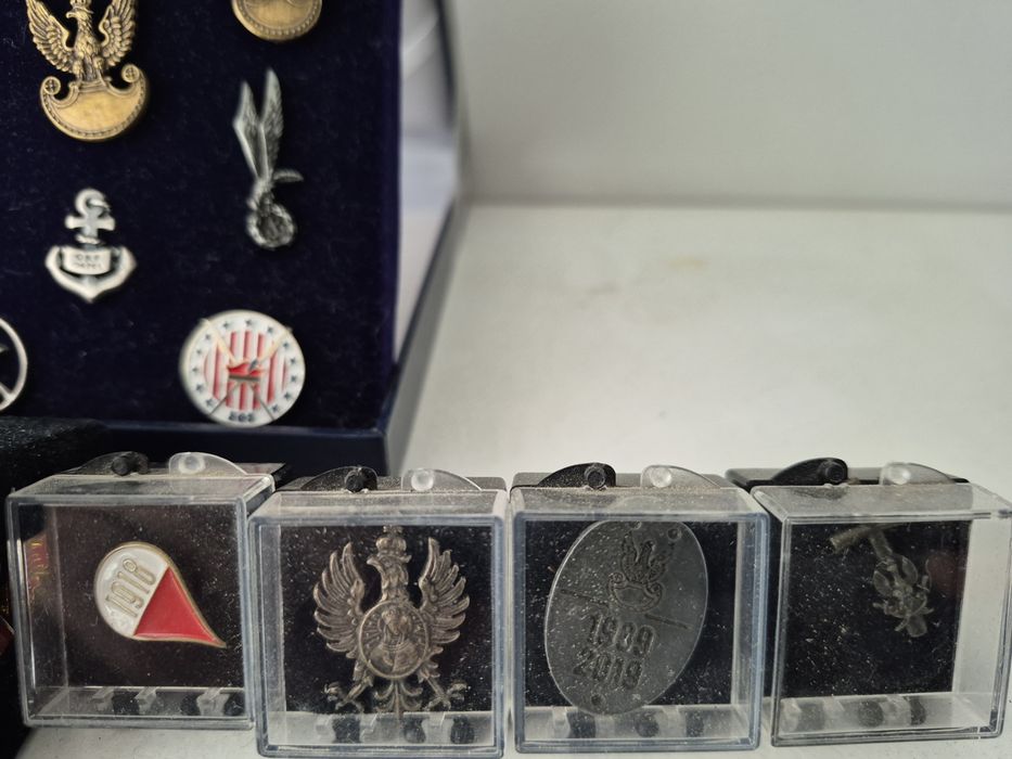 Zestaw unikatowych przypinek patriotycznych