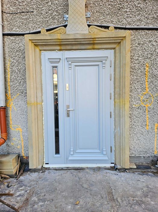 Drzwi zewnętrzne drewniane producent drzwi z montażem