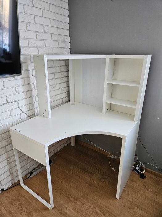 Białe biurko narożne