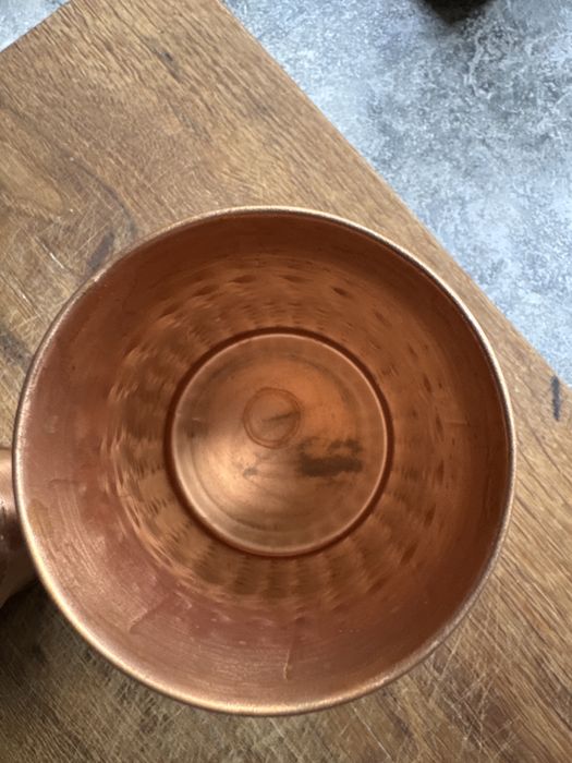 Miedziana butelka karafka z kubkiem