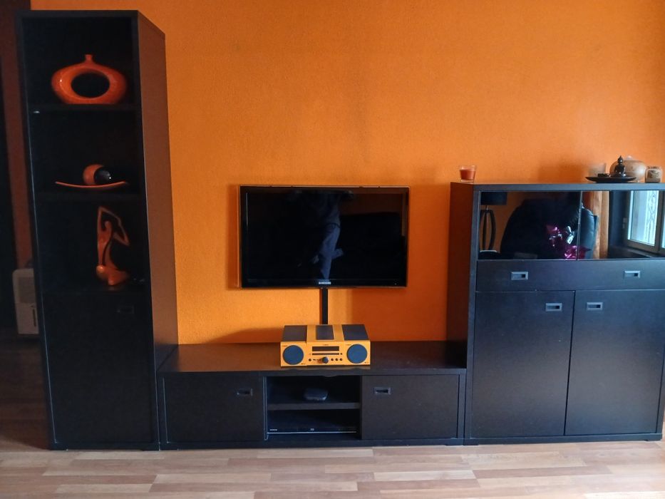Mobilia de sala com TV.