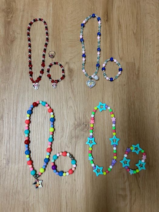 Colares e aneis de criancas