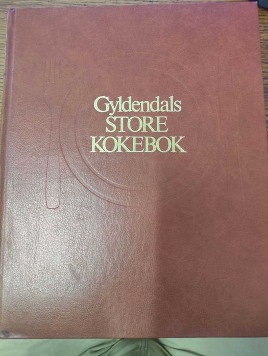 Gyldendals Store Kokebok, um livro de culinária norueguês clássico frequentemente editado por Ingrid Espelid Hovig.