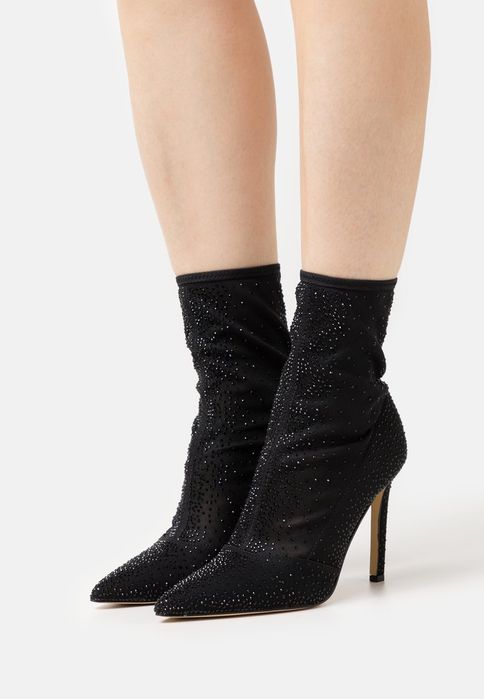 Botki na szpilce zdobione kamieniami Guess 37