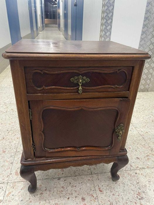 2 mesas de cabeceira antigas