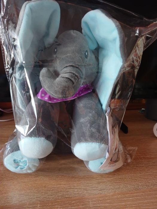 Слоник,що грає в хованки