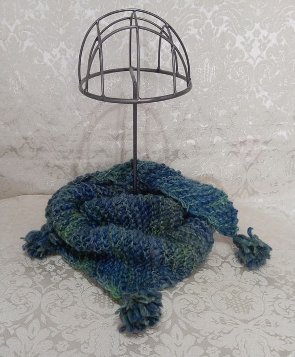 Cieniowana chusta robiona na drutach, rękodzieło