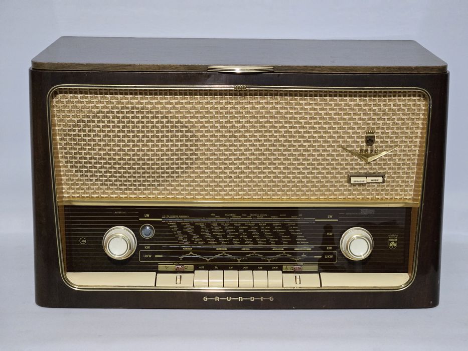 Rádio antigo com gira discos reparado Grundig