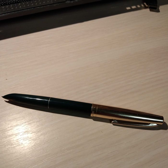 Ручка с золотым закрытым пером