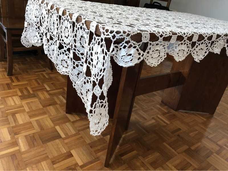 Toalha de Mesa Grande em Croché Feita à Mão – Padrão Floral / Rosáceas