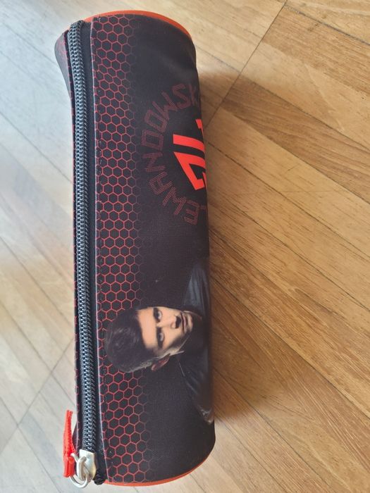 Piórnik do szkoły czerwono czarny  Lewandowski Robert tuba